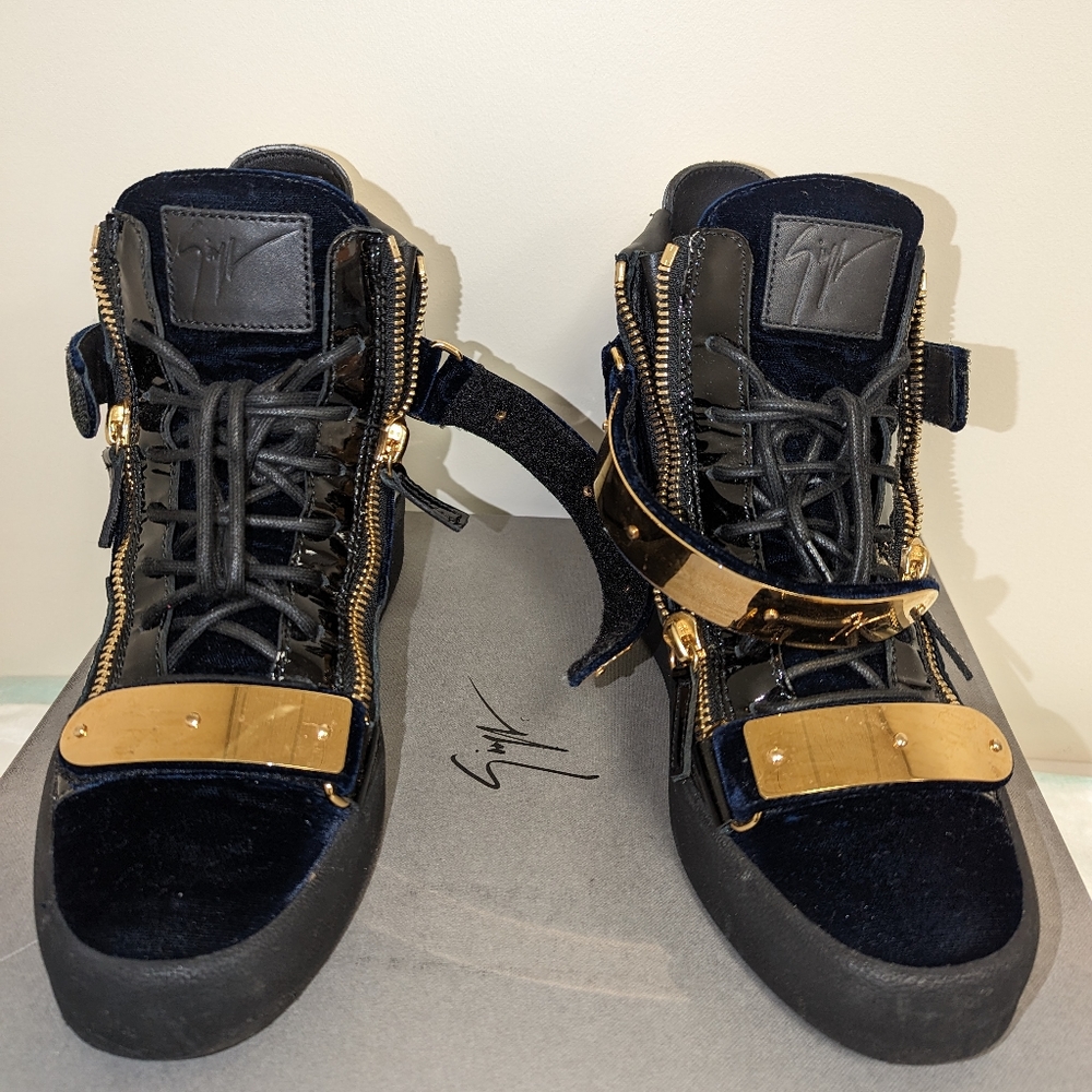Boots - Picture 3 of 8